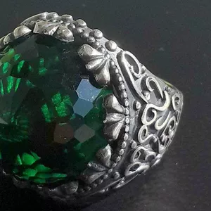 Продам  мужское, серебрянное кольцо с изумрудом  ручной работы