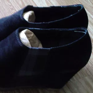 Продам женские черные ботинки (замша)