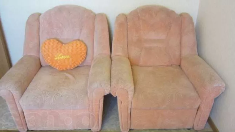 Продается мягкий уголок,  диван,  2 кресла,  персикового цвета,  2