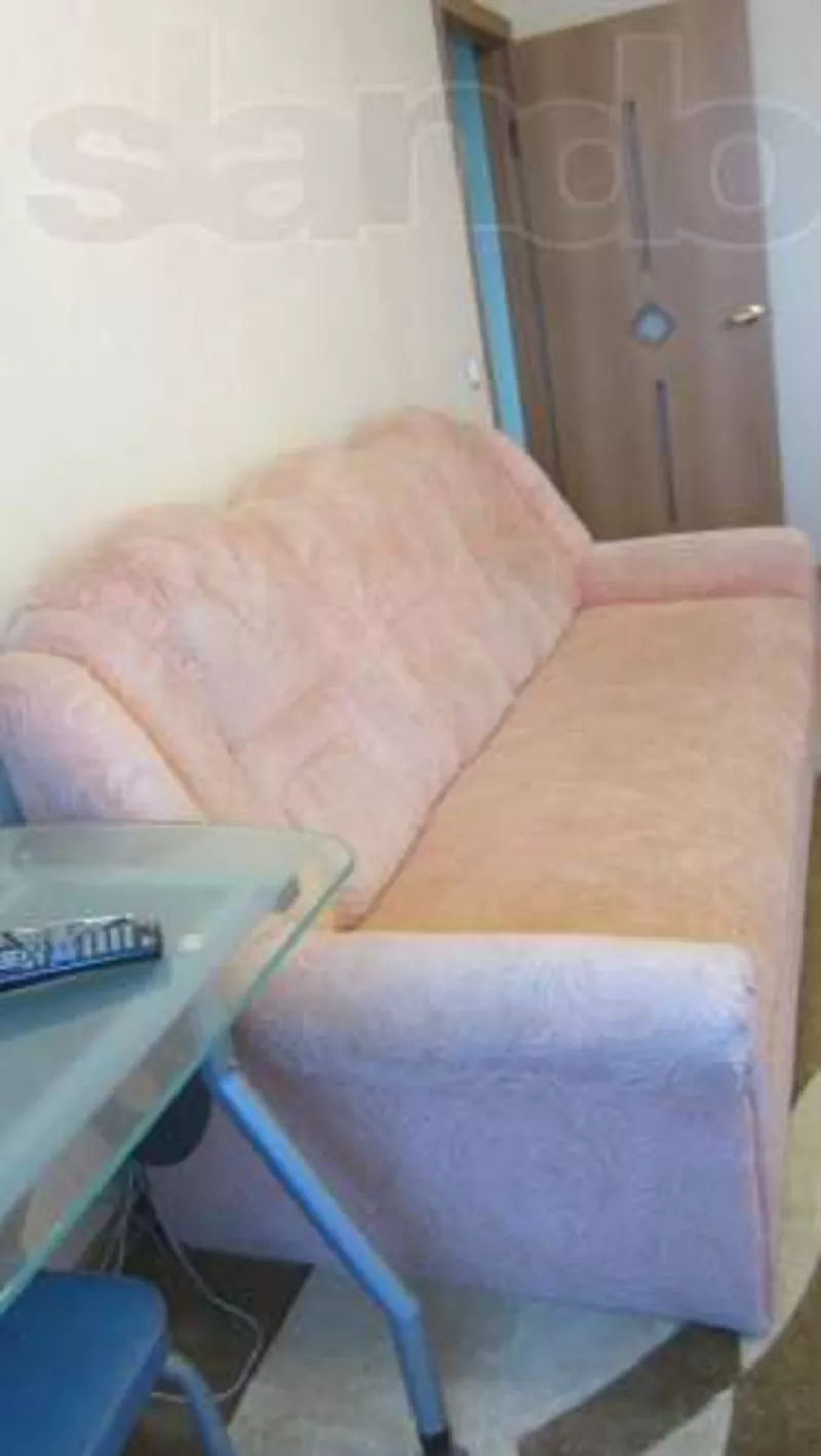 Продается мягкий уголок,  диван,  2 кресла,  персикового цвета,  3