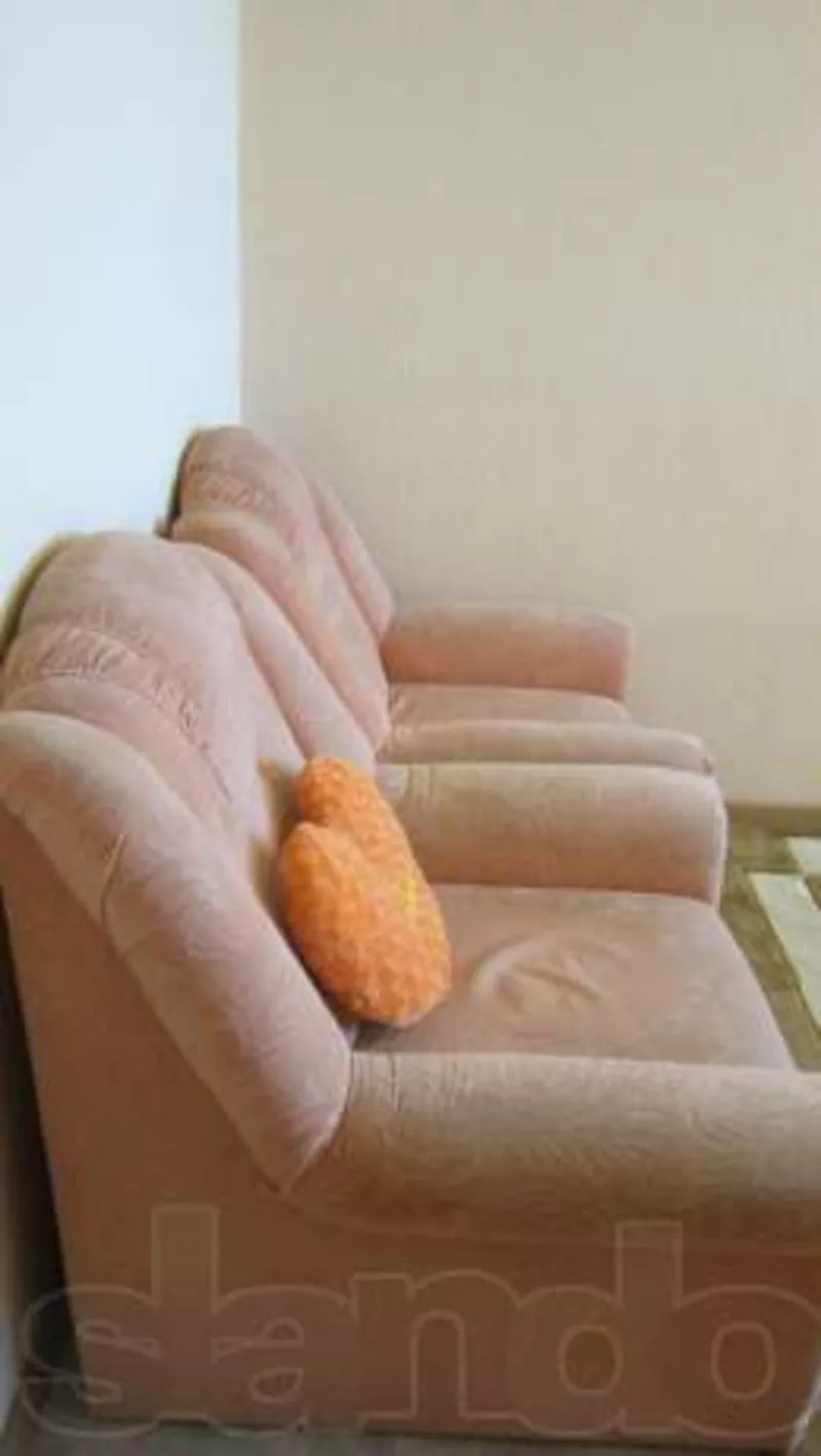 Продается мягкий уголок,  диван,  2 кресла,  персикового цвета,  4