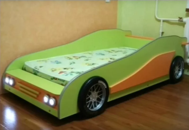 Кровать детская  в виде гоночной машины